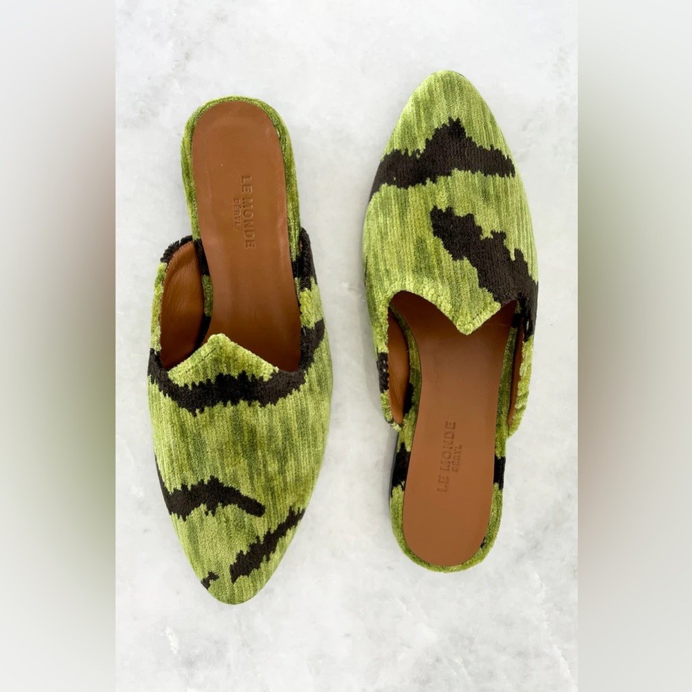 Le Monde Béryl Velvet Green Tiger Venetian Mule Flats